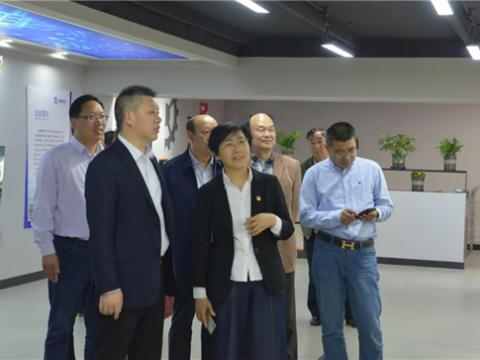 鎮(zhèn)江市委組織部、關(guān)工委、市場(chǎng)監(jiān)督管理局等一行領(lǐng)導(dǎo)來我公司調(diào)研關(guān)工委工作